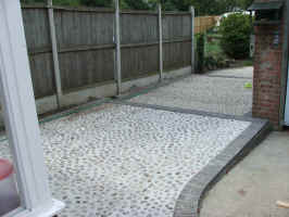 01_patio_cobbles.jpg (935754 bytes)